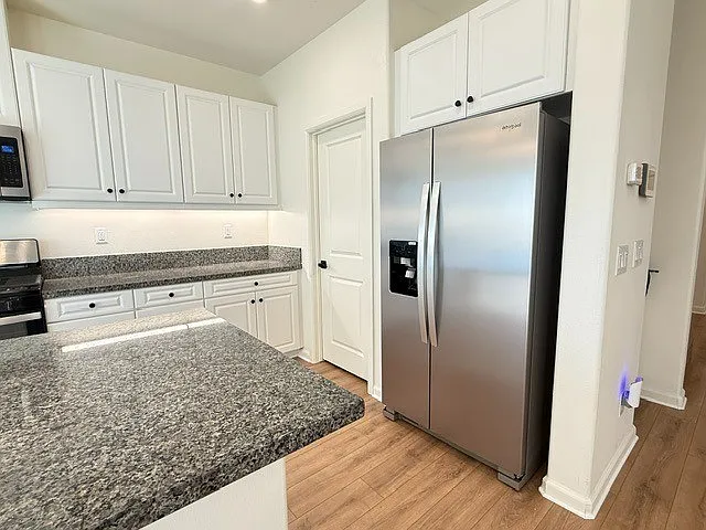 4 bed, 2.5 bath, 1869 sqft, $3,280 — Photo 4