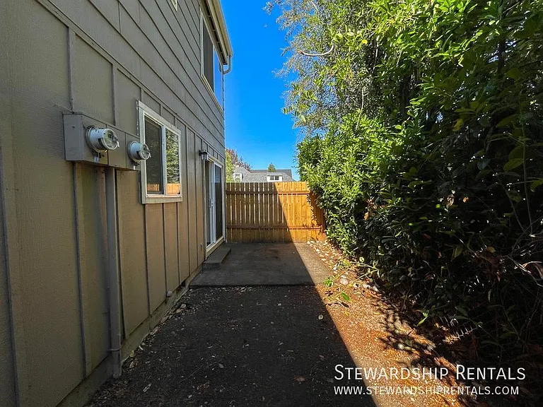880 W 6th Ave #1 — Photo 17