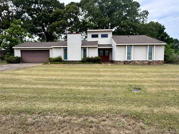 221 Simpson Dr, Daleville, AL 36322