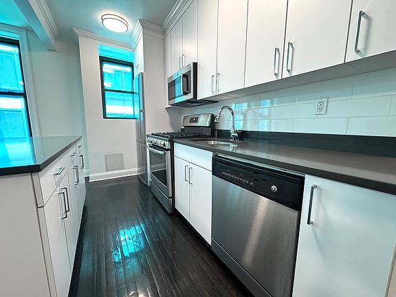 3rd image of 145 W 55th St APT 8F