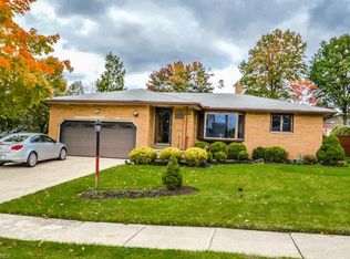 5240 Woodbury Hills Dr, Parma, OH 44134