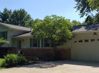 2236 Heather Hills Dr, Saint Joseph, IL 61873