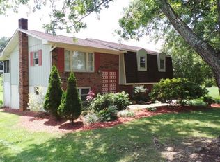 447 Beechwood Cir, Bristol, TN 37620