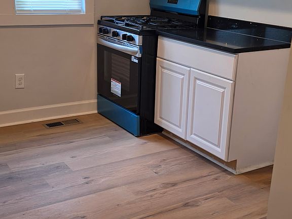 4th image of 676 Linwood Ave NE