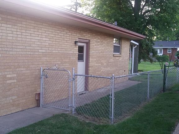 fenced back yard/covered patio