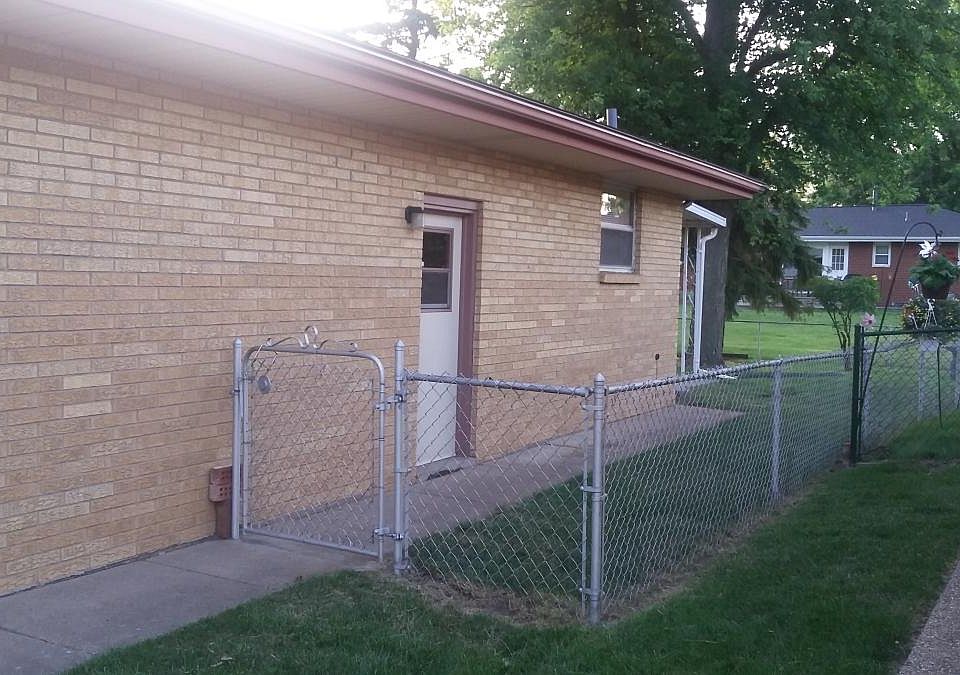 fenced back yard/covered patio
