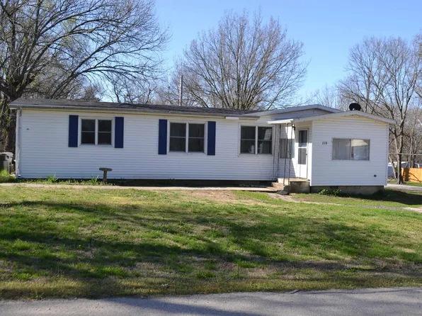 228 W 5th St, Lyndon, KS 66451