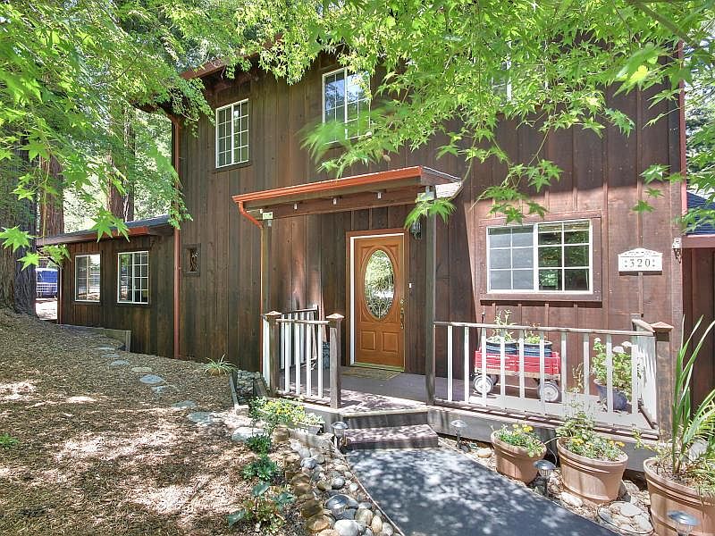 1st image of 320 Lake Dr