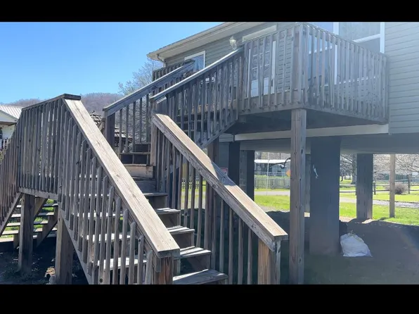 108 8th St, Rainelle, WV 25962