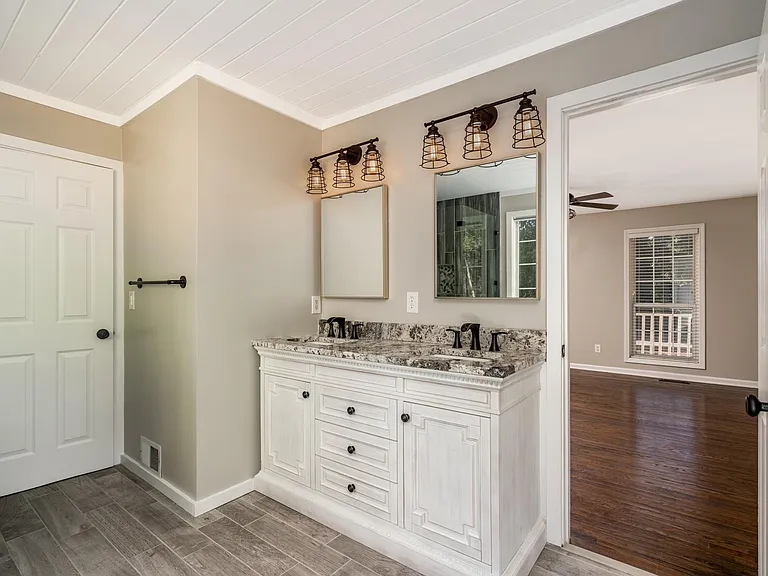 325 Dobbs Rd — Photo 16