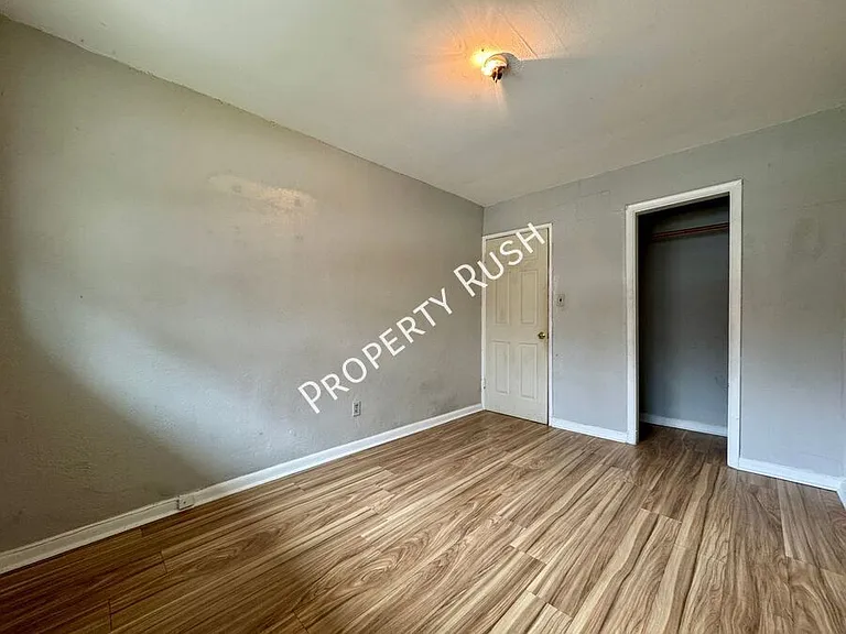 708 W 47th St #A — Photo 13