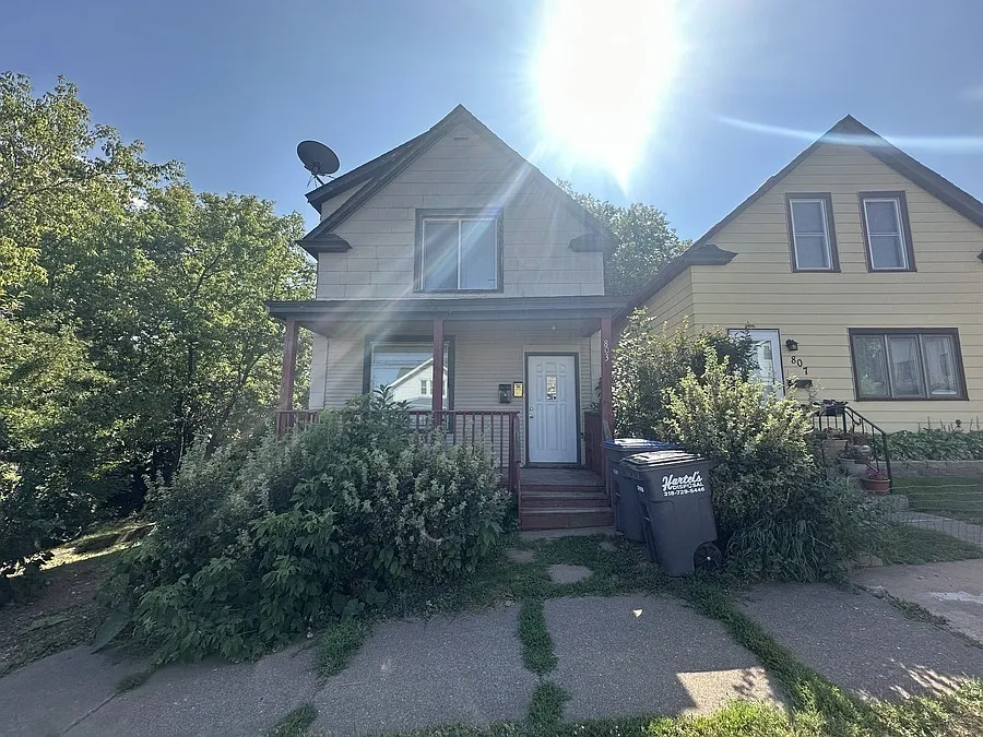 803.5 N 8th Ave E