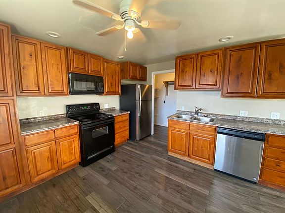 3rd image of 895 E Arrowhead Ln Unit 6