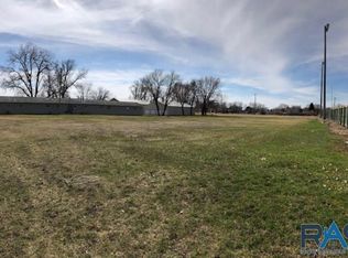 905 S Main St, Lennox, SD 57039