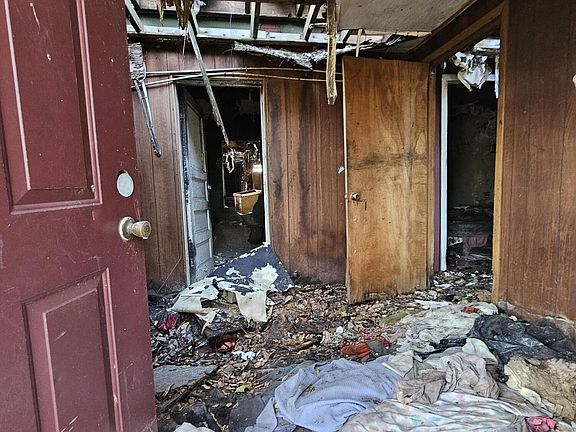 4th image of 2443 Delaware St