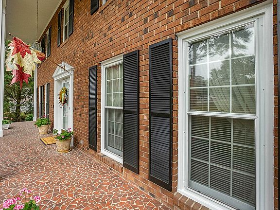 3rd image of 301 Violeta Cir