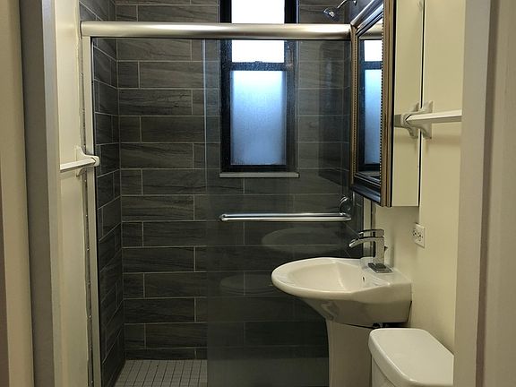 3rd image of 1733 N Hermitage Ave #2