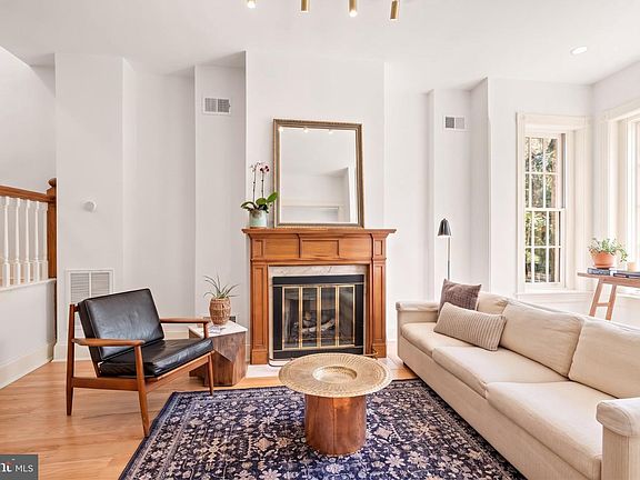 4th image of 427 10th St NE