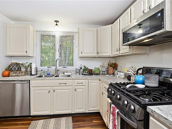 5th image of 153 Fish Rd Unit 4