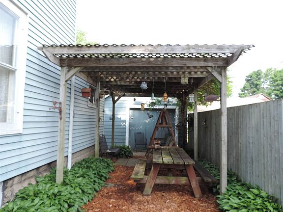 5th image of 234 Burnam St