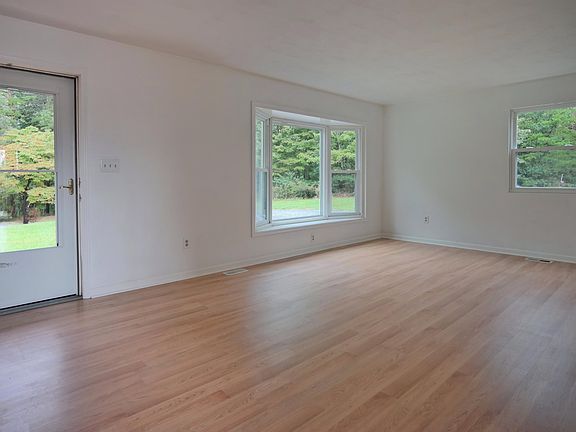 3rd image of 348 Vista Ln