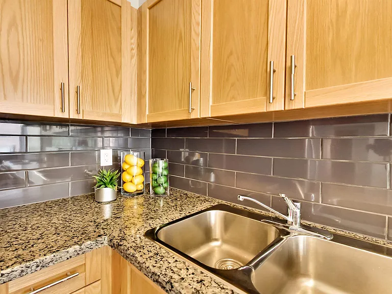 680 Roselawn Ave — Photo 104