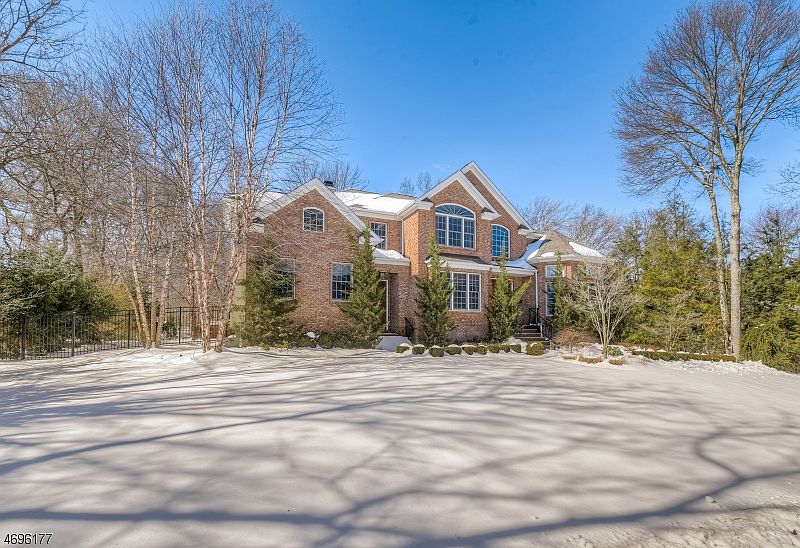 1st image of 31 Leslie Ave