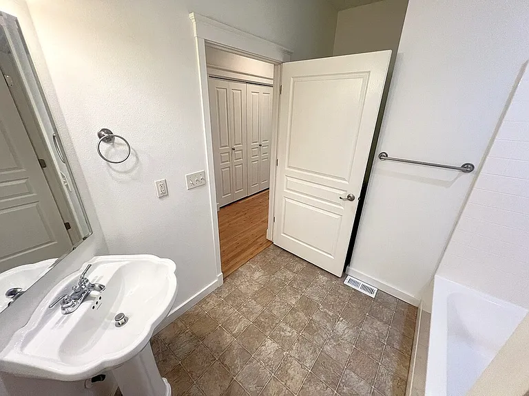 717 W Claire St — Photo 13