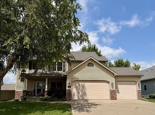 386 W Broadmoor Dr, Eldridge, IA 52748