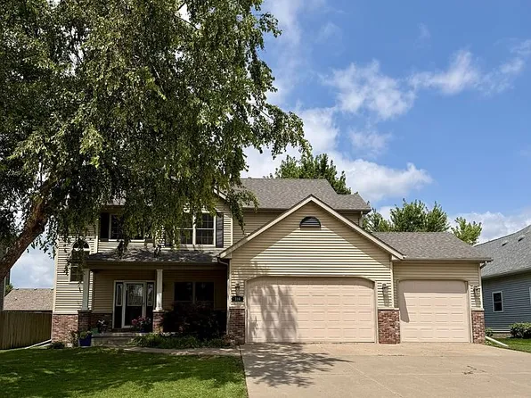 386 W Broadmoor Dr, Eldridge, IA 52748