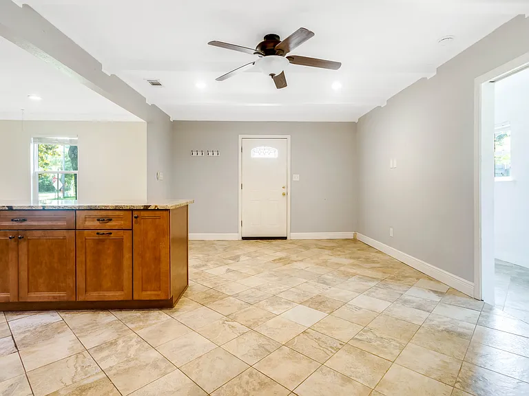 308 Hollywood Blvd SE — Photo 14