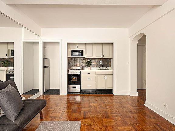 3rd image of 140 E 40th St APT 3J