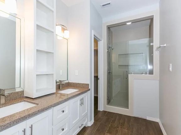 3bdrm Double sink vanity bathroom with walk-in shower and cl