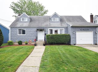 940 N Erie Ave, Lindenhurst, NY 11757