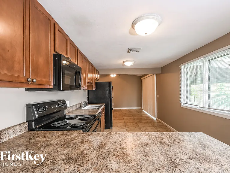 2240 Cherry Ln — Photo 5