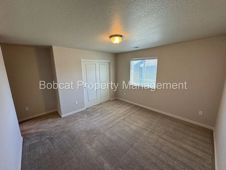 914 Garden Ct — Photo 17