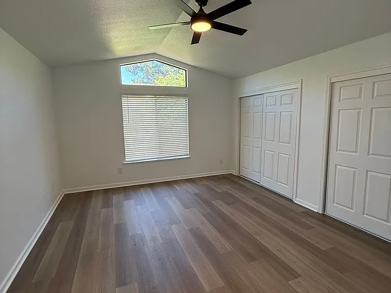 300 Grove Ct — Photo 7