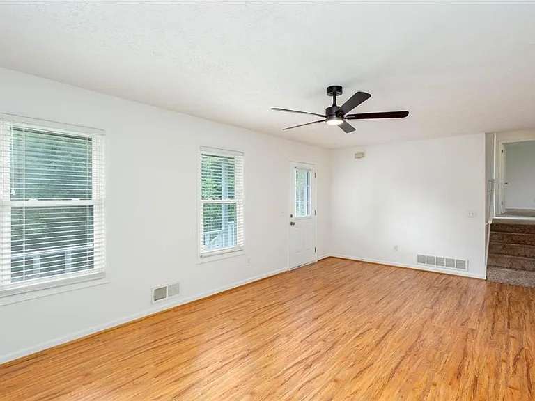 1093 Caprice Dr — Photo 11