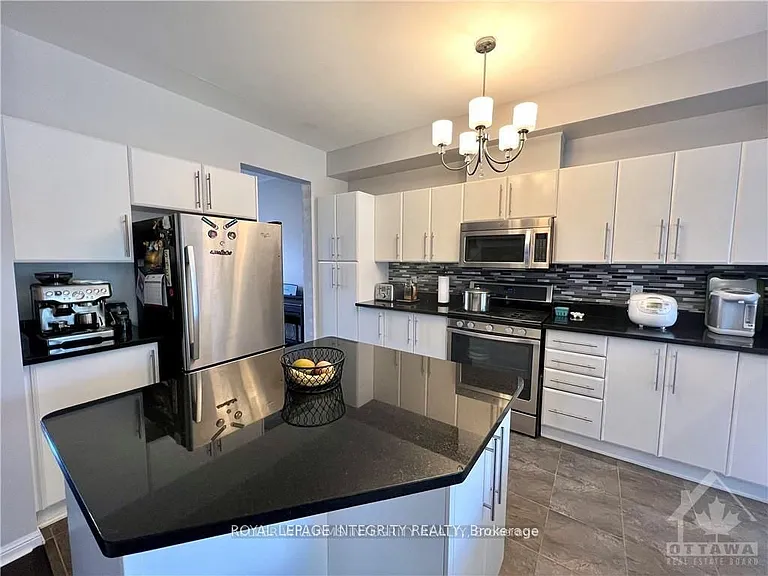 140 Battersea Cres — Photo 3