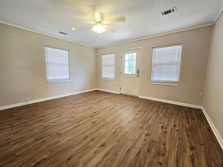 341 Selma St — Photo 2