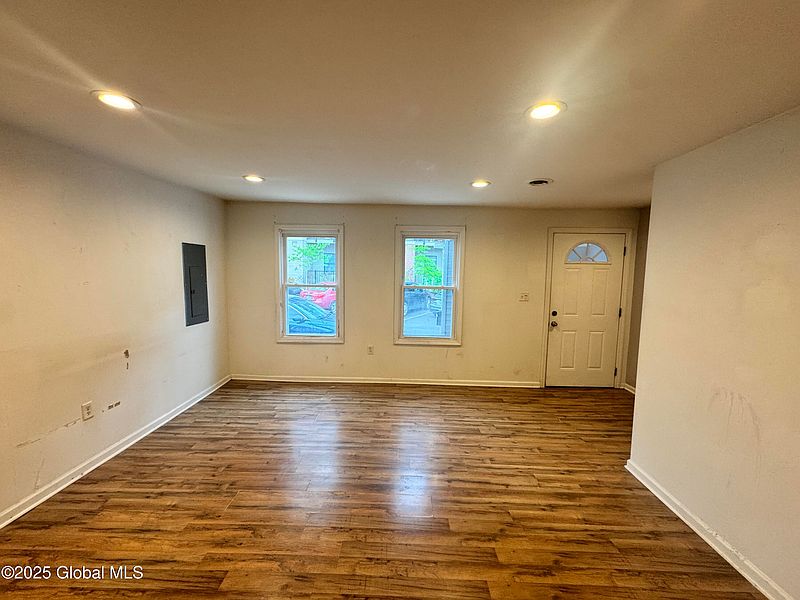 3rd image of 54 Sargent Street