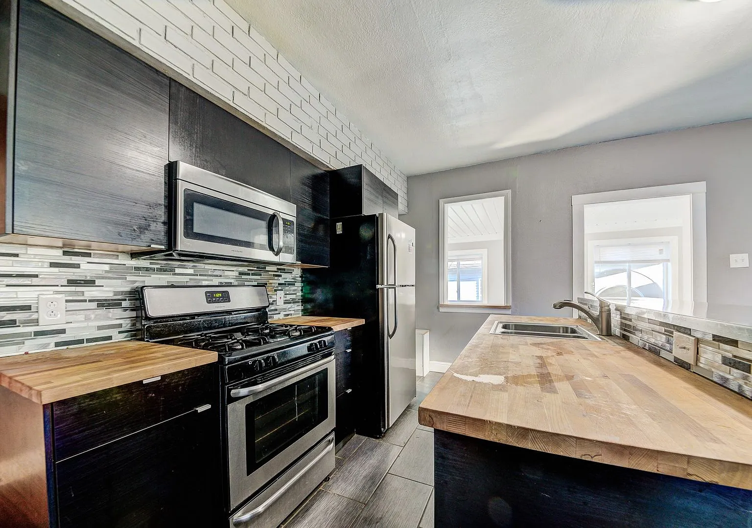 Available Now - 3 Bedroom Home W/ Garage! Ask How You Can Get Up To One Month Of Free Rent! — Photo 4