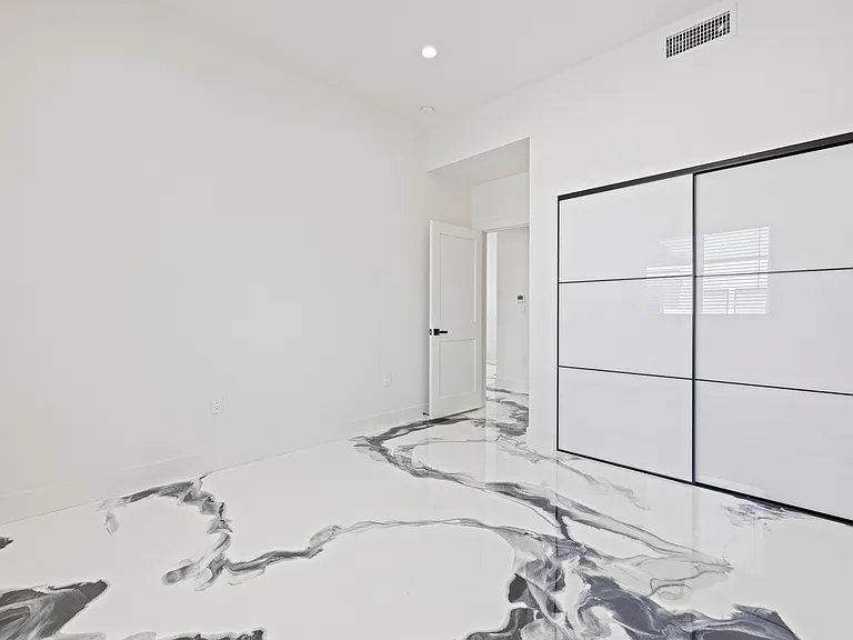 15209 Cohasset St — Photo 33
