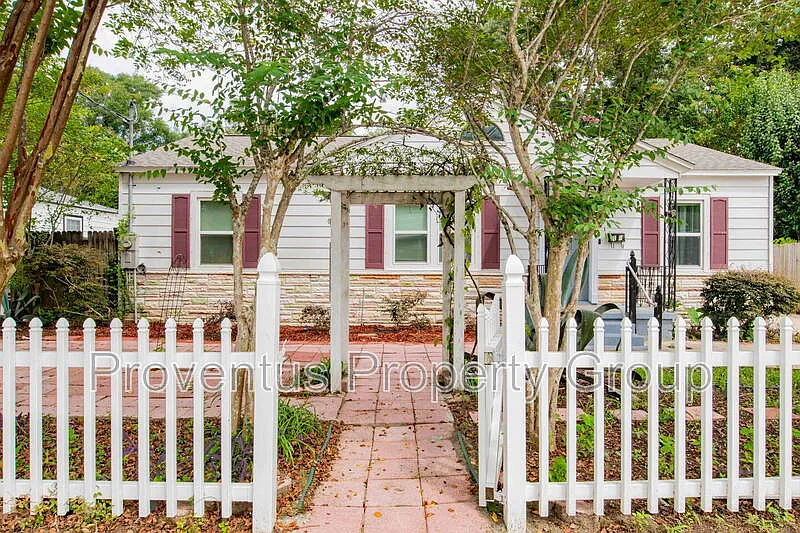 3 bed, 1.0 bath, 1520 sqft, $1,900 — Photo 2
