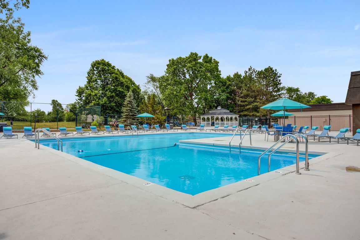 Pool & Sundeck