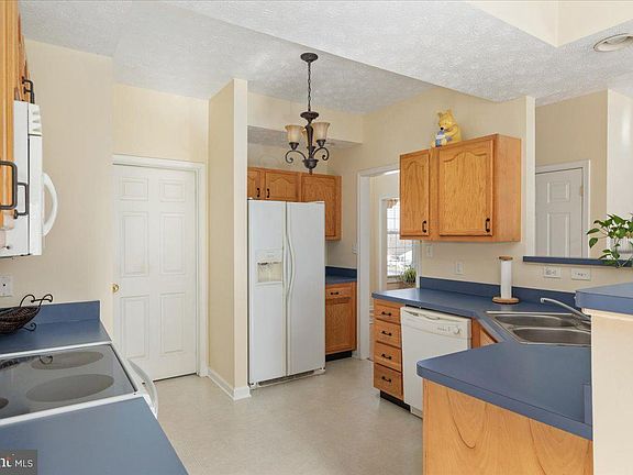 3rd image of 68 Raft Ct