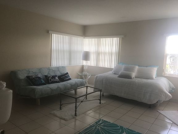 5th image of 2855 NE 30th St APT F