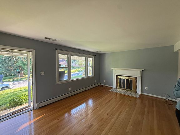5th image of 207 Dawson Dr