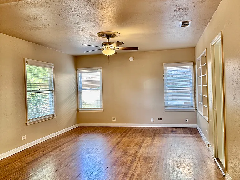510 Elmwood Dr — Photo 3