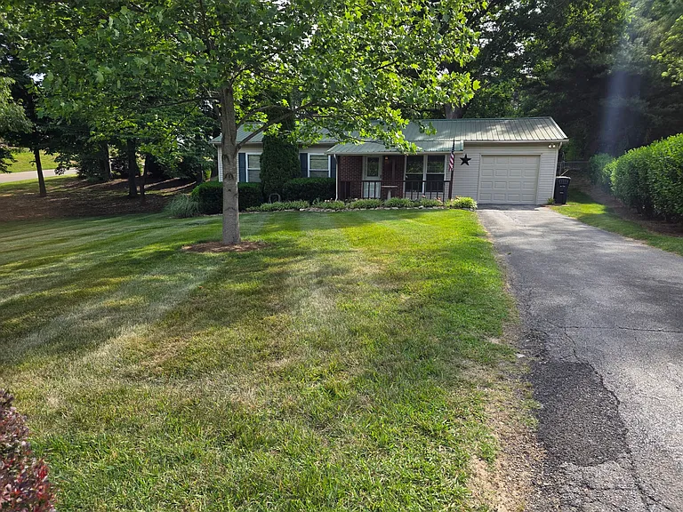 2228 Deerwood Rd — Photo 2